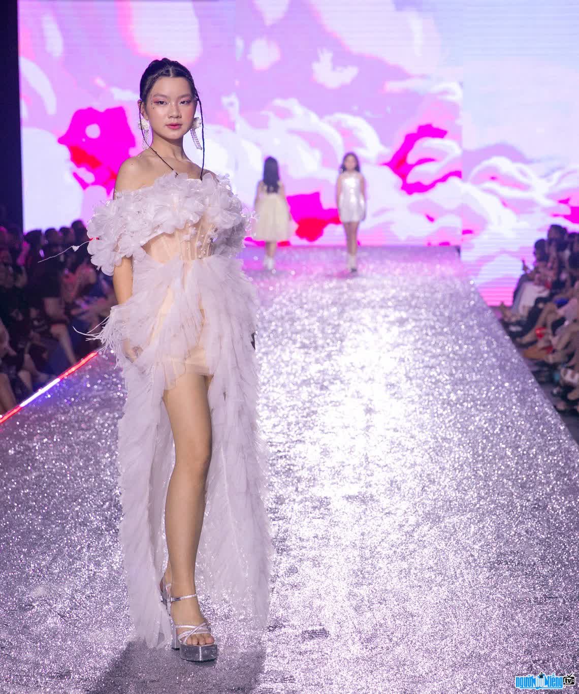 Hình ảnh Alice - Bùi Trâm Anh trên sàn catwalk