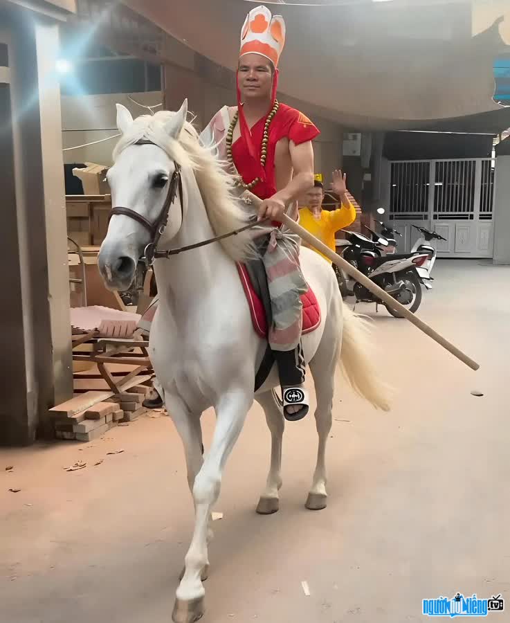 TikToker Thản Đồ Gỗ trong một tiểu phẩm hài