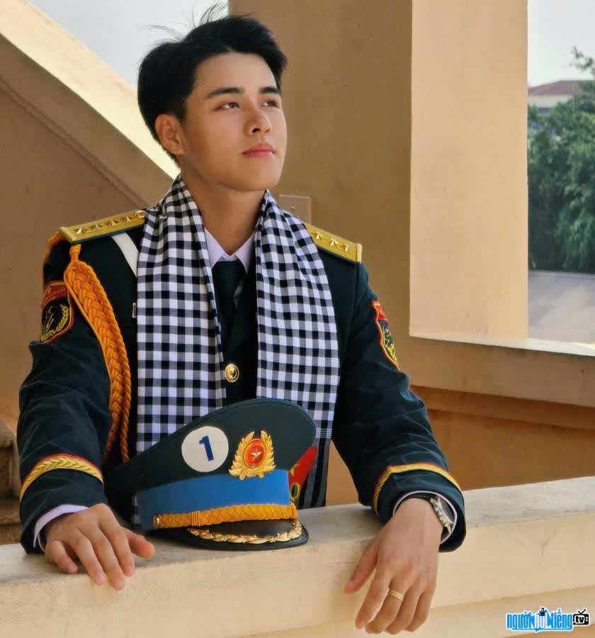 Soldier Dao Van Binh is said to have many similarities with singer Noo Phuoc Thinh