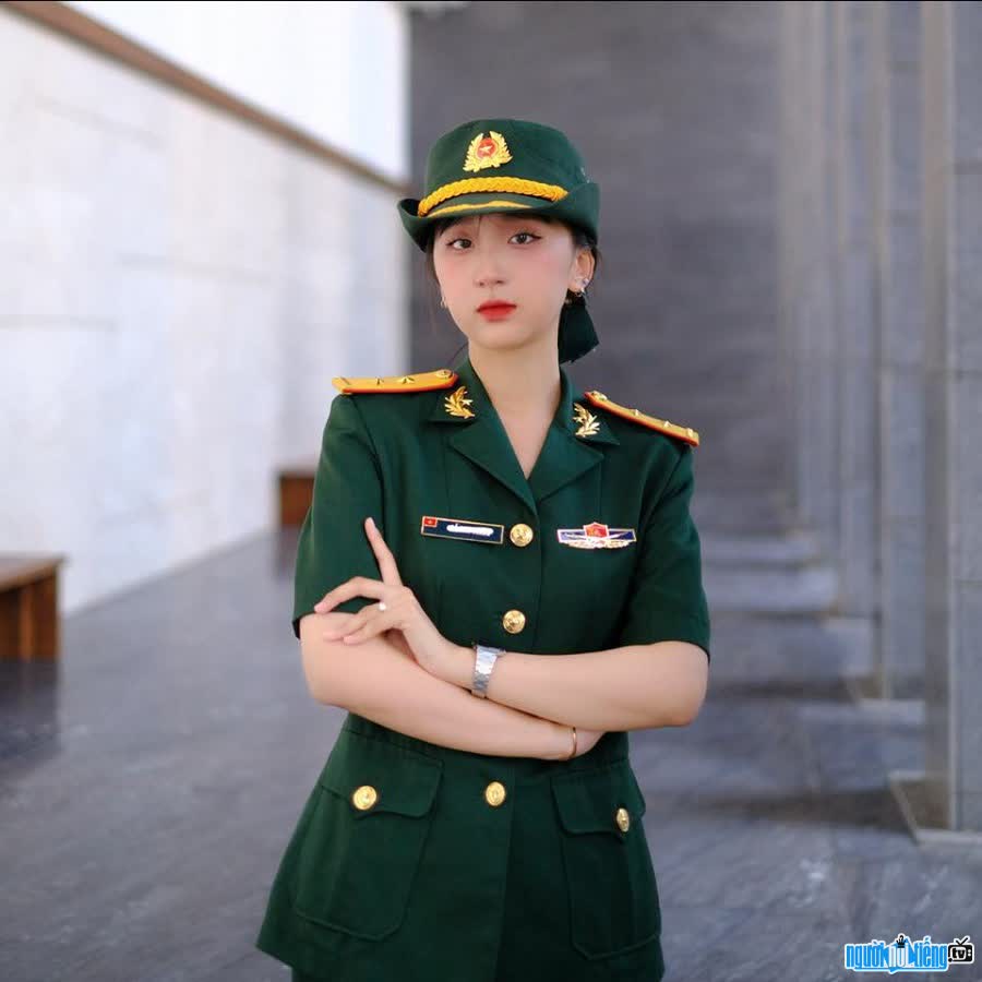 Quân nhân Nguyễn Thu Quỳnh gây ấn tượng nhờ vẻ ngoài xinh đẹp