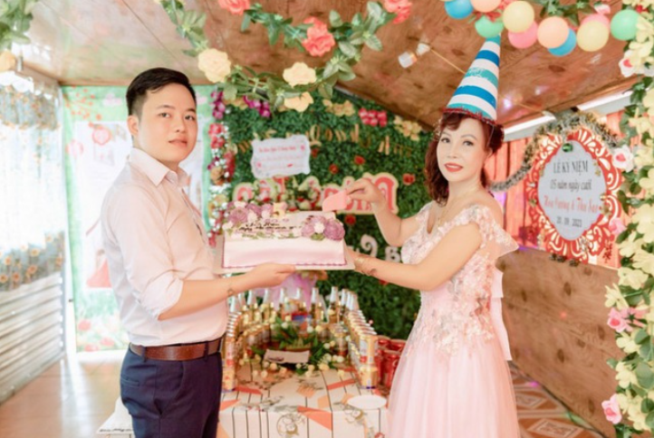 Vợ chồng hiện tượng mạng Thu Sao hạnh phúc sau đám cưới gây tranh cãi