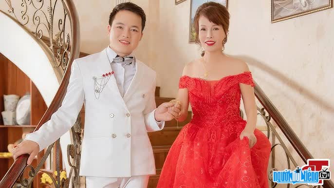 Hiện tượng mạng Triệu Hoa Cương gây bão với đám cưới lệch tuổi