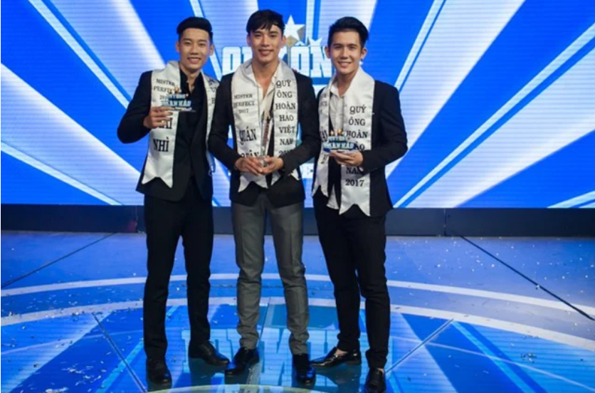 TV show The Perfect Gentleman awarding trophies to contestants
