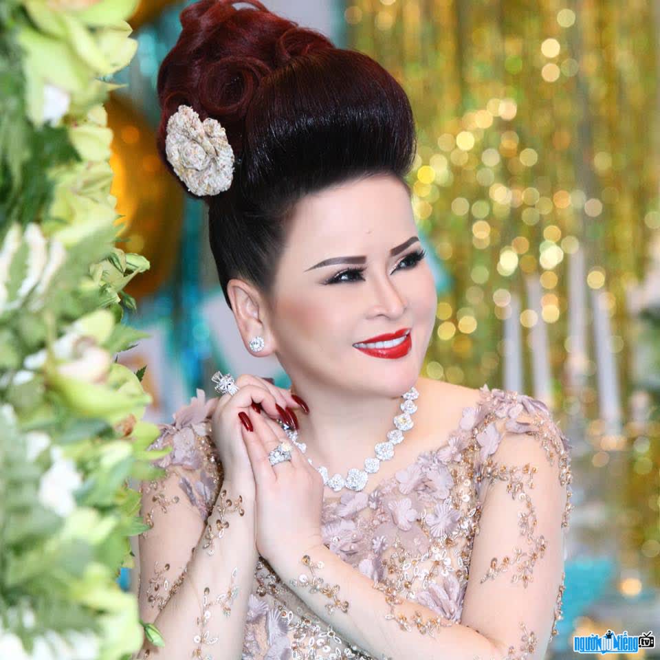 Hình ảnh doanh nhân Ngô Thúy Uyên tài năng