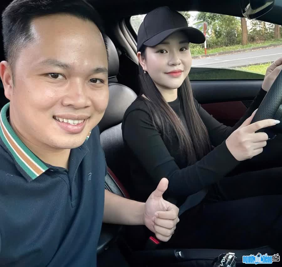 Giáo viên dạy lái xe Nguyễn Thanh Minh hướng dẫn học viên lái xe an toàn