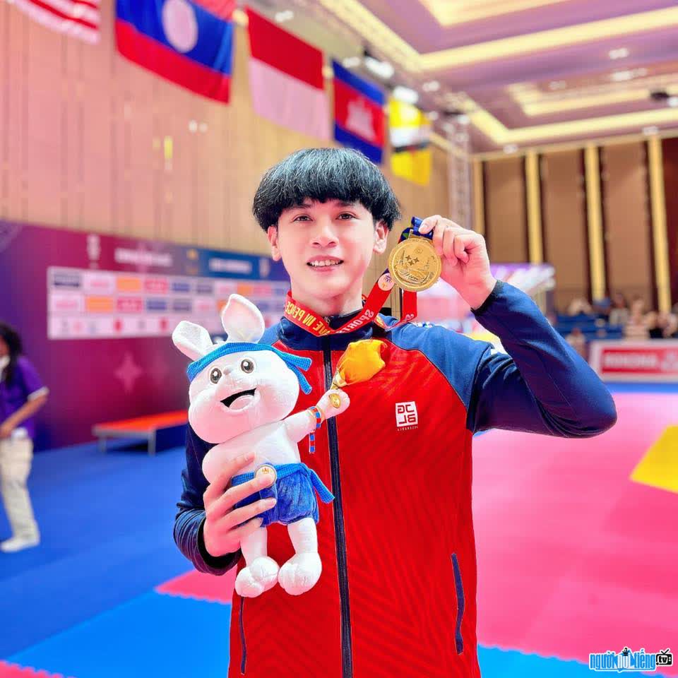 Image of Taekwondo athlete Nguyen Thien Phung winning the gold medal in seagame 31