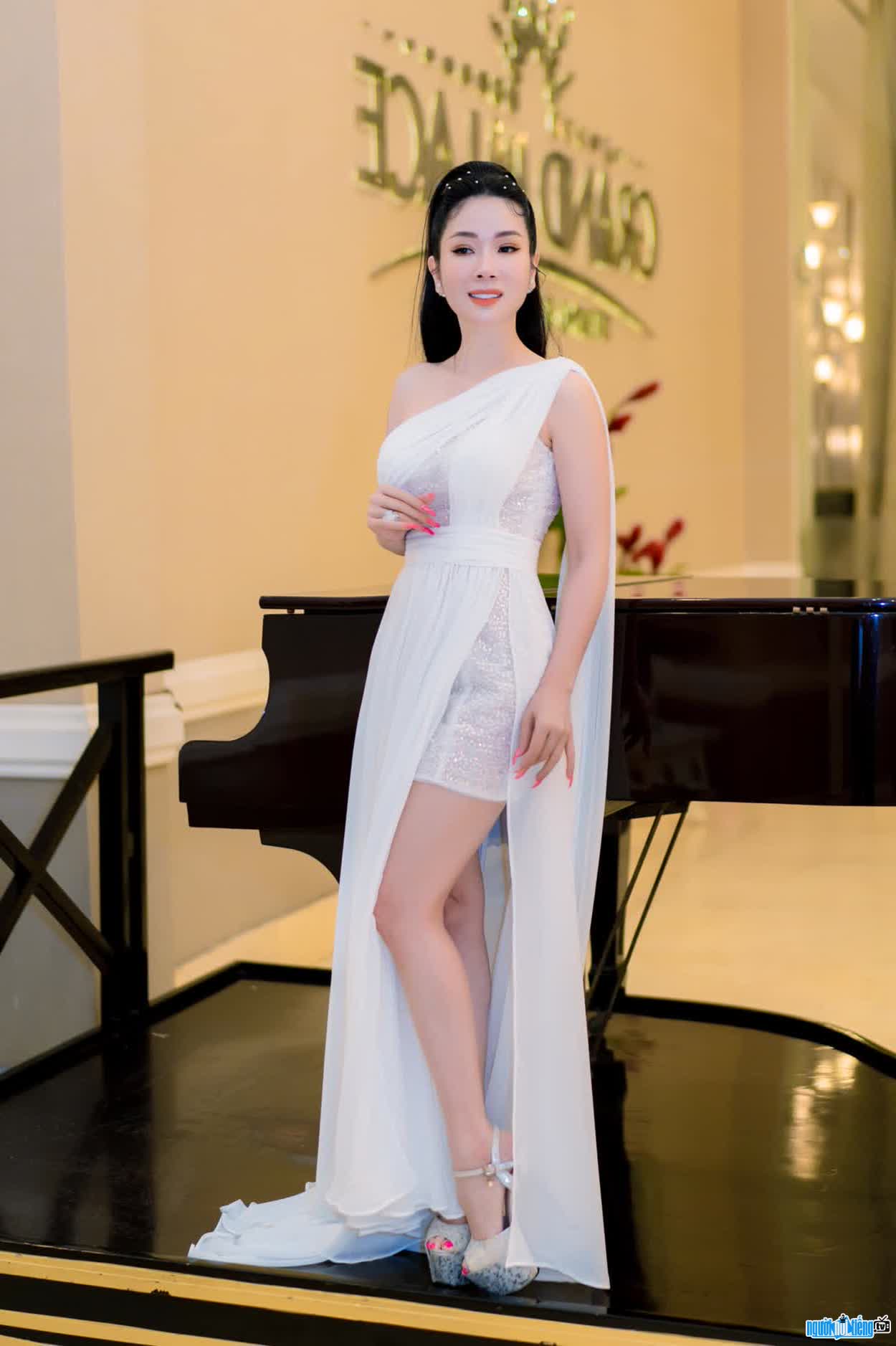 Image of beautiful and graceful Vivian Tran