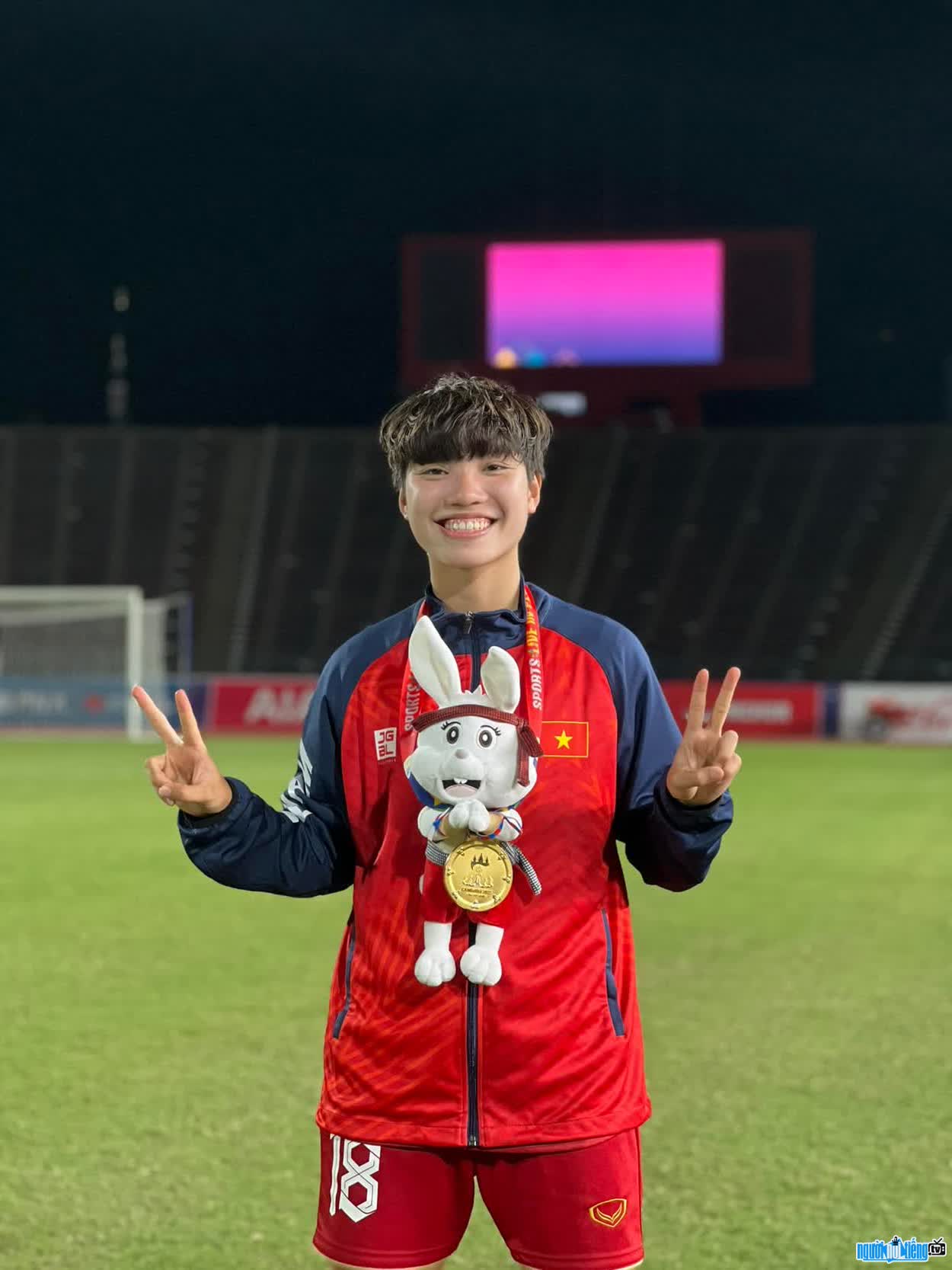 Image of Vu Thi Hoa winning a gold medal with teammates