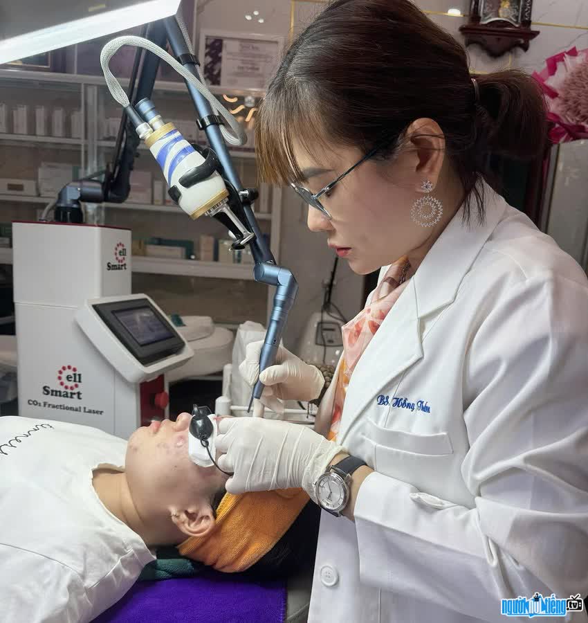 Doctor Hong Tham treating a patient