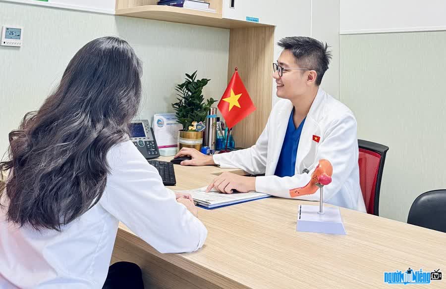 Doctor Vu Hoang advises patients