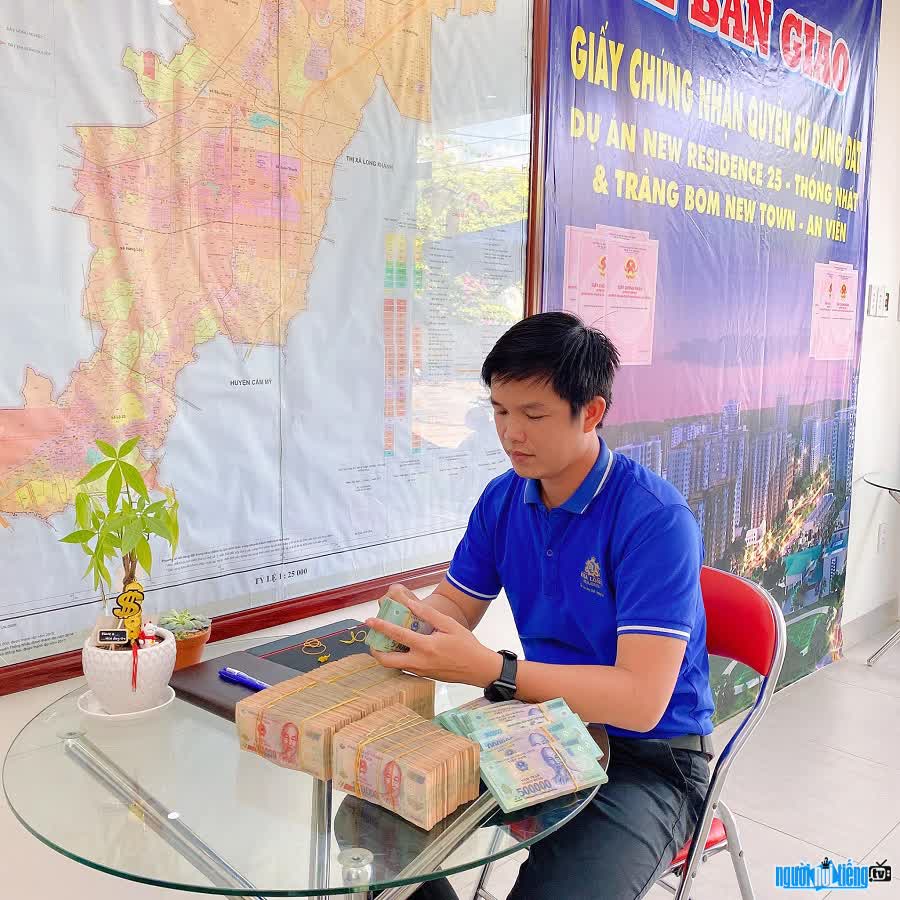 Driving Teacher Vinh is a reputable teacher and dedicated to his profession.