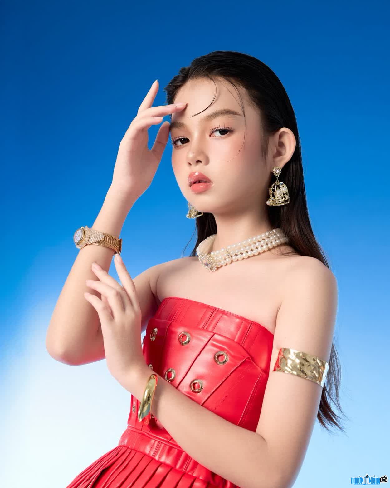 Latest pictures of child model Sumi Hoang Kim