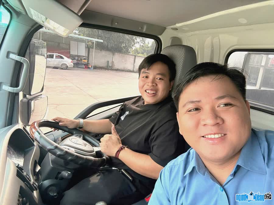 Teacher Mai Van Thuong (Teacher who teaches driving) guides students
