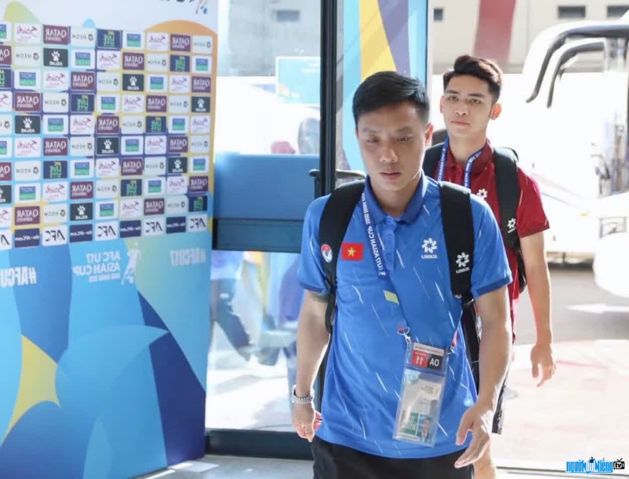 Image of Nguyen Ngoc Duy taking the team to compete