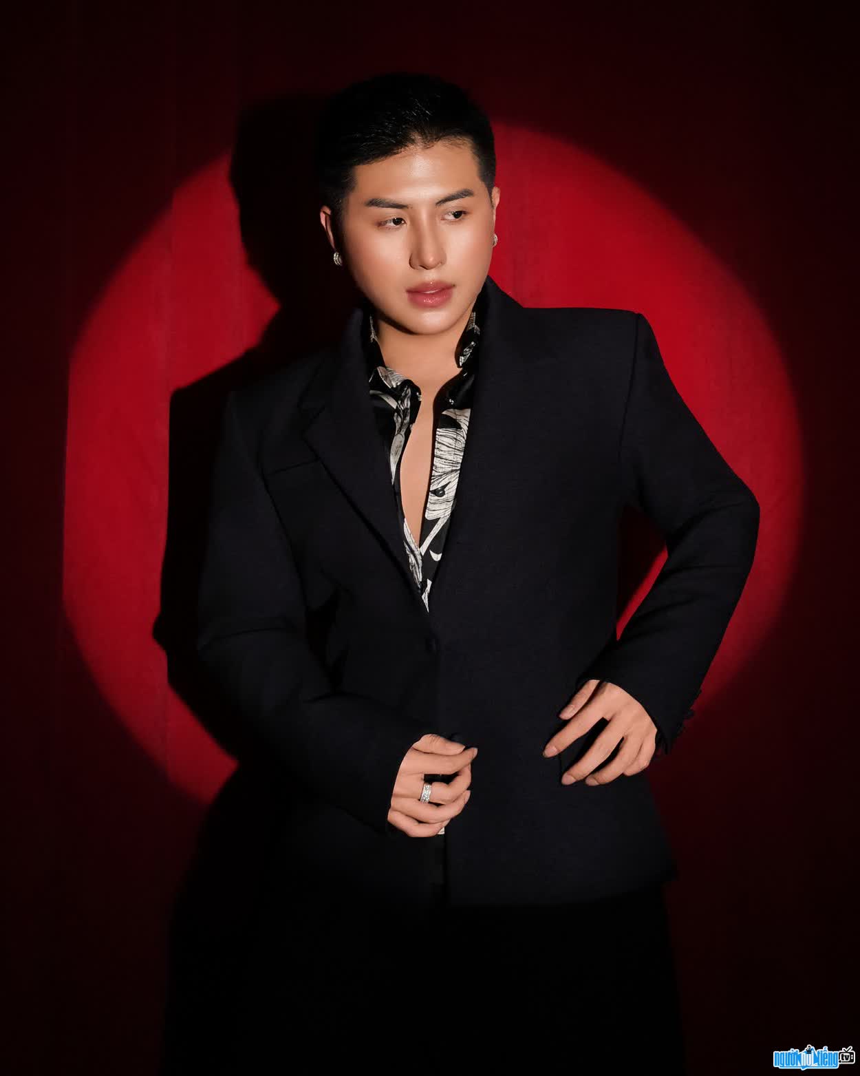 Latest images of designer Phung Minh Long