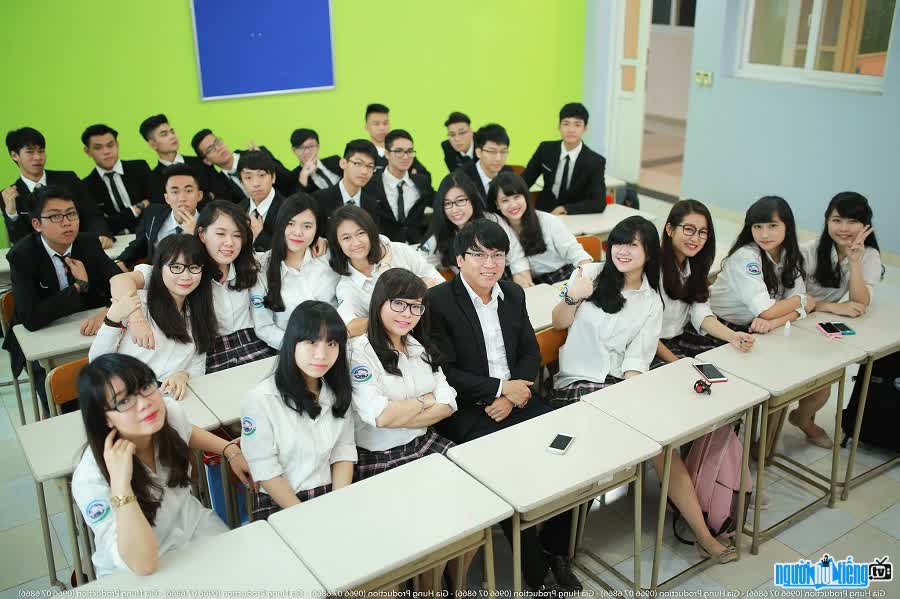 Giao vien Dang Ngoc Khuong than thiet voi hoc sinh