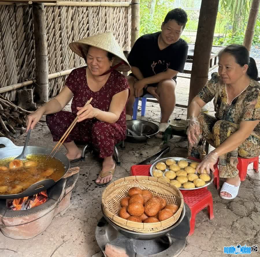 Kênh Youtube Quê Nhà Có Mẹ chia sẻ món ăn dân dã miền quê