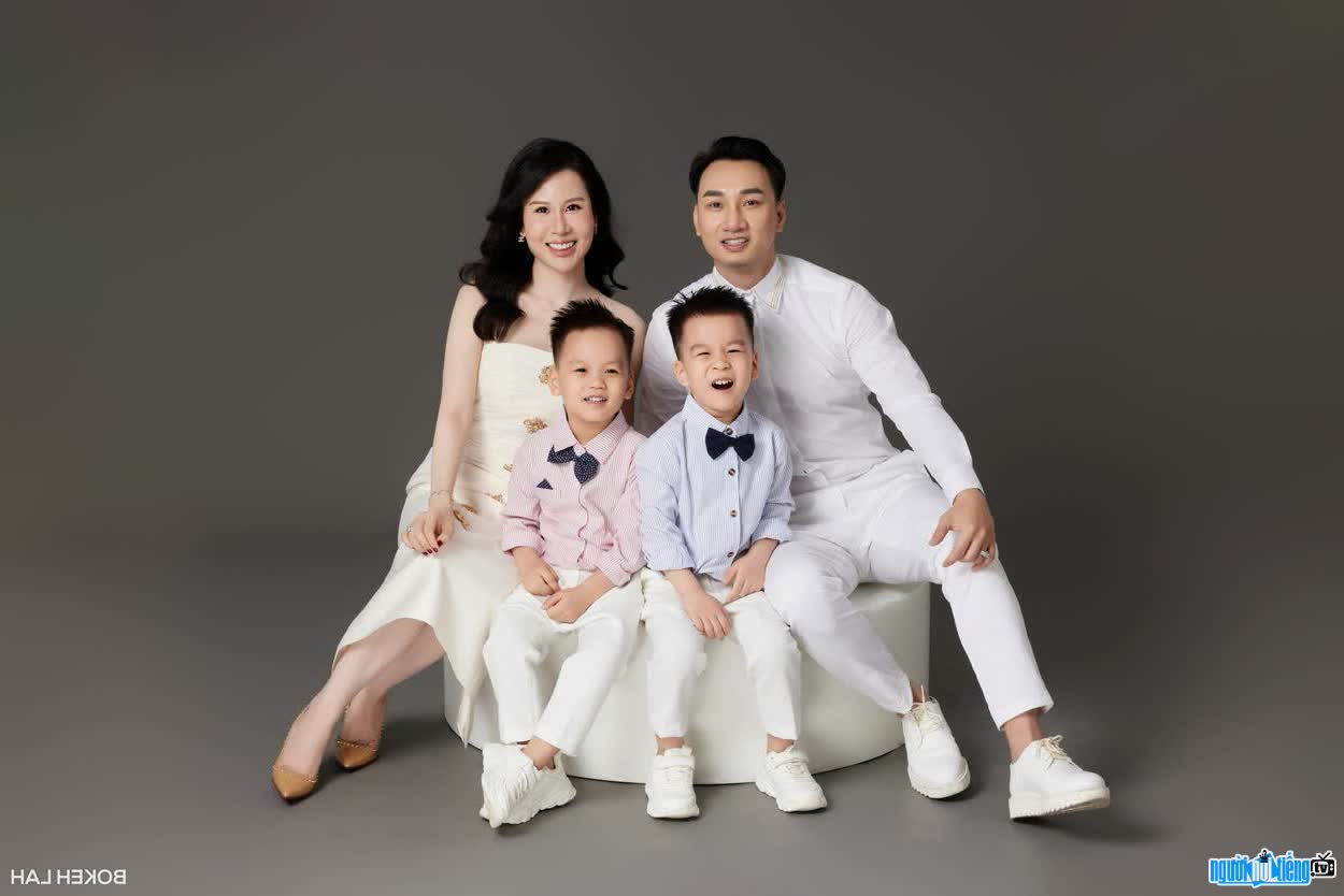 Hình ảnh Nguyễn Ngọc Hương hạnh phúc bên gia đình