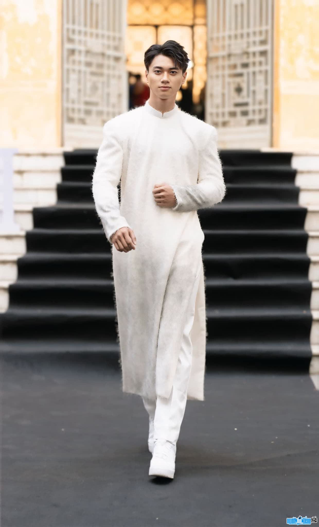 Hình ảnh người mẫu Nguyễn Dương trên sàn diễn