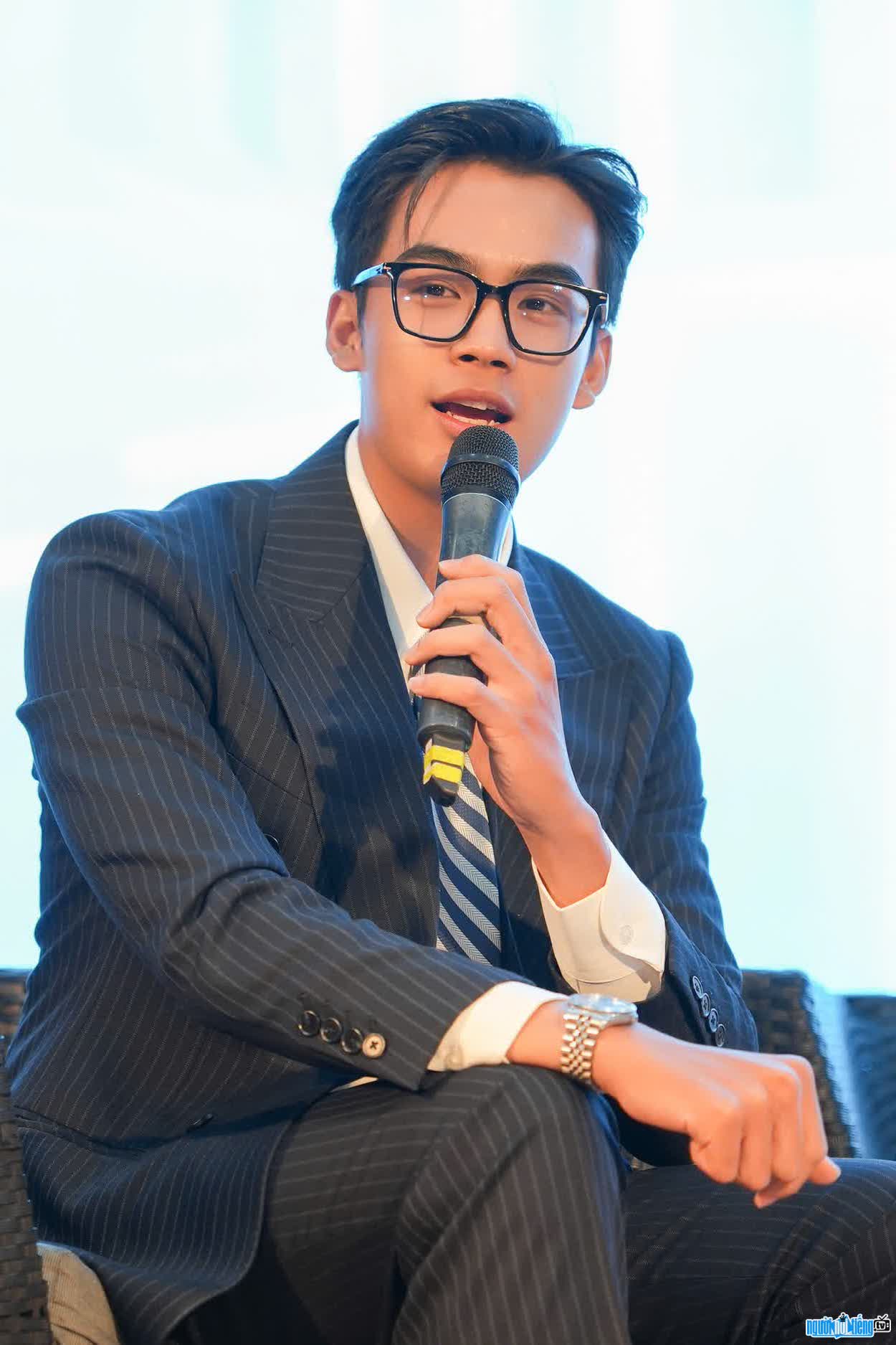 Hình ảnh MC Phan Giang luôn cỗ gắng hết mình với đam mê