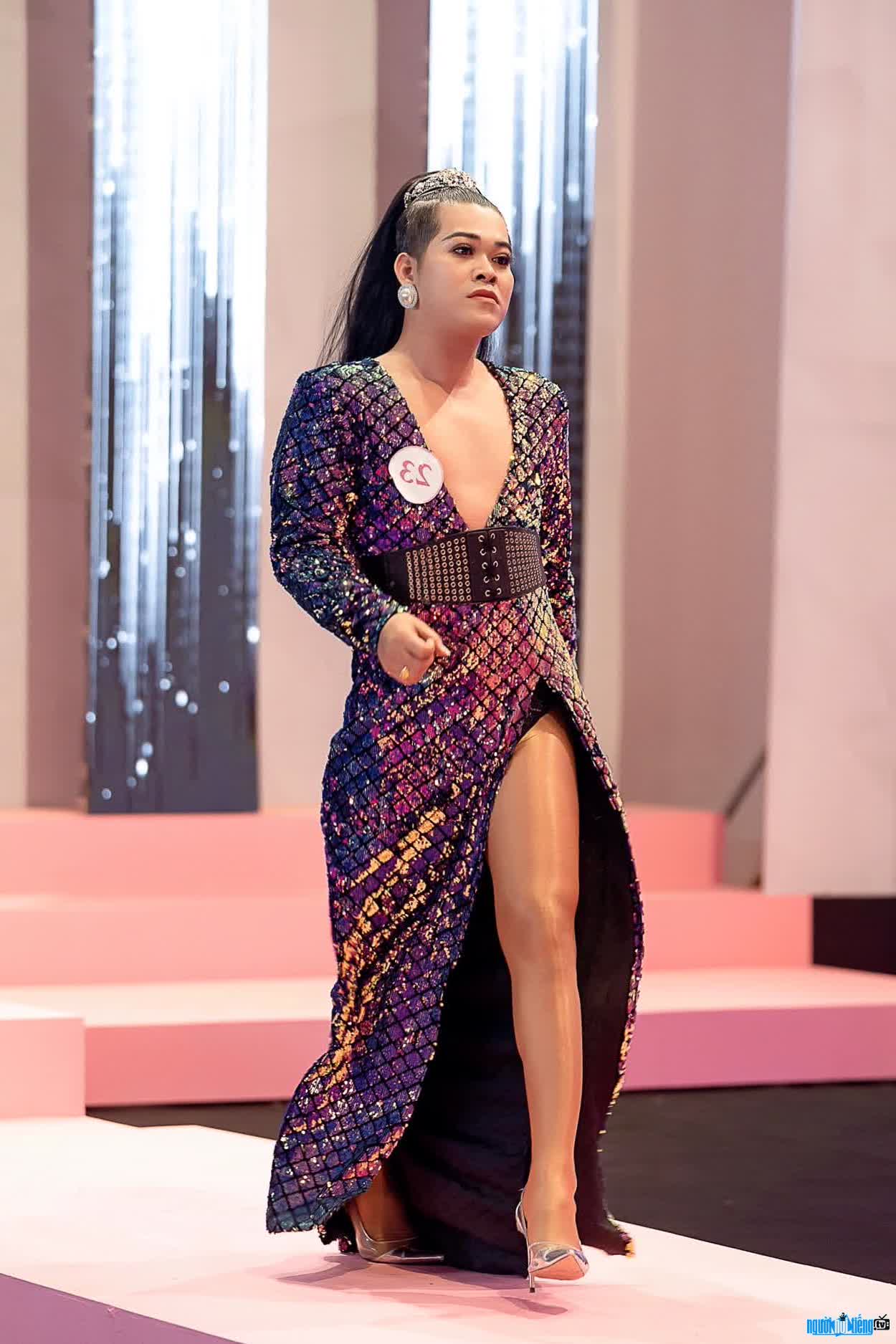 Hình ảnh Thu Phương cá viên chiên trên sàn catwalk