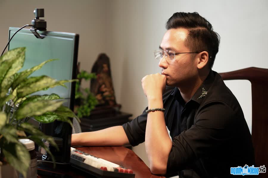 Thầy phong thủy Song Vũ là Giám đốc Công ty Cổ phần Phong thủy Song Vũ