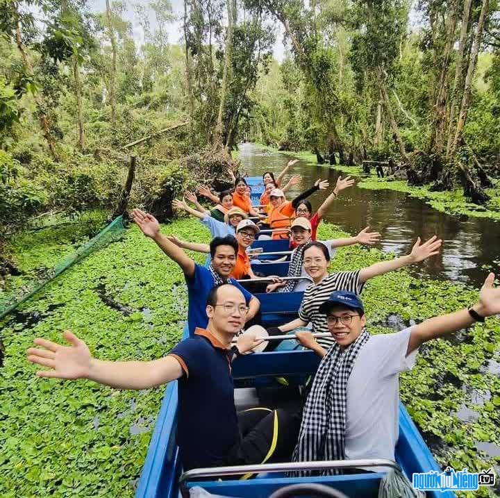 Teacher To Nguyen Cuong travels with friends