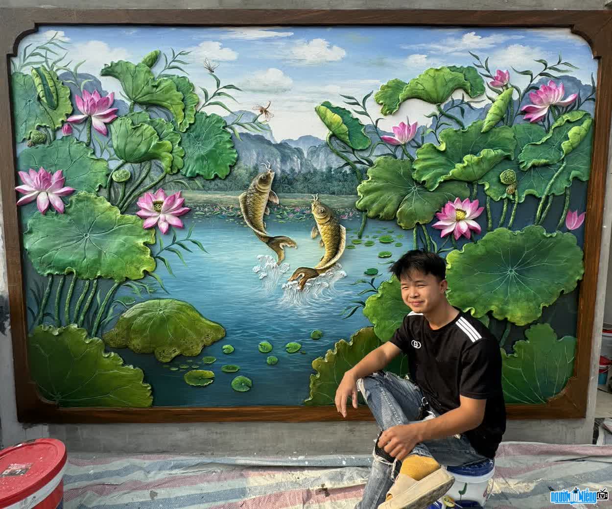 Image of Ngo Do Thanh with his works