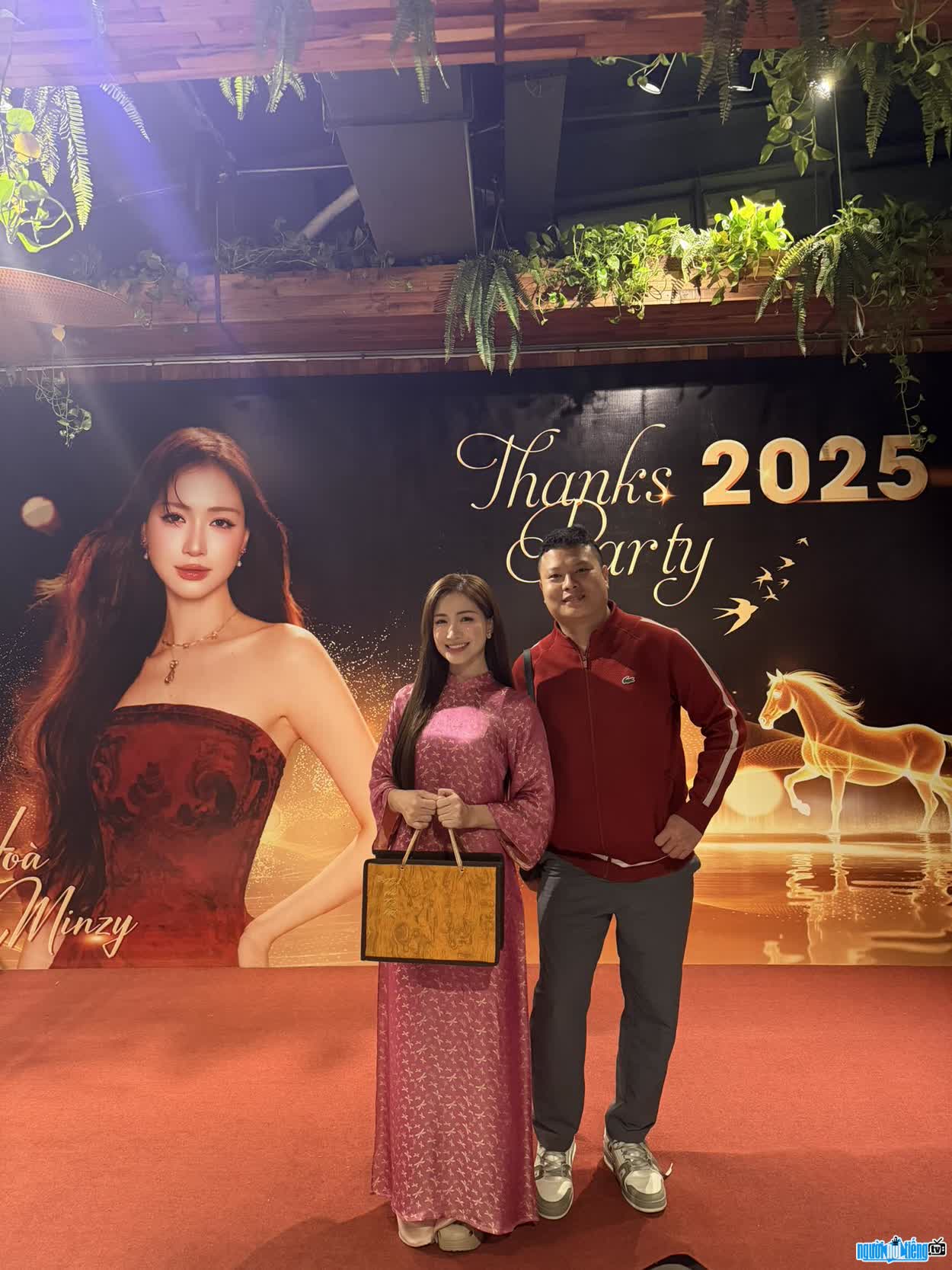 Hình ảnh CEO Nguyễn Duy Thiêm cùng ca sĩ Hòa Minzy