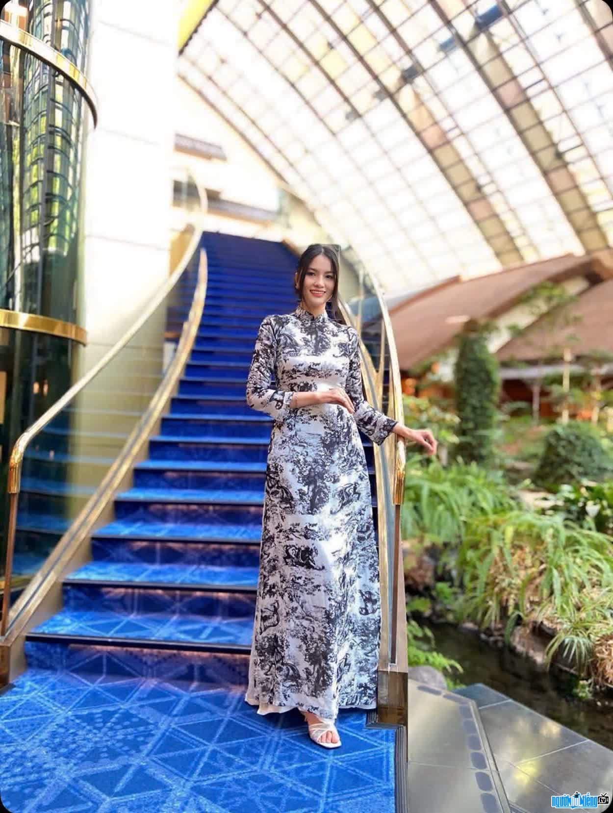 Hình ảnh Lee Phương trong tà áo dài Việt