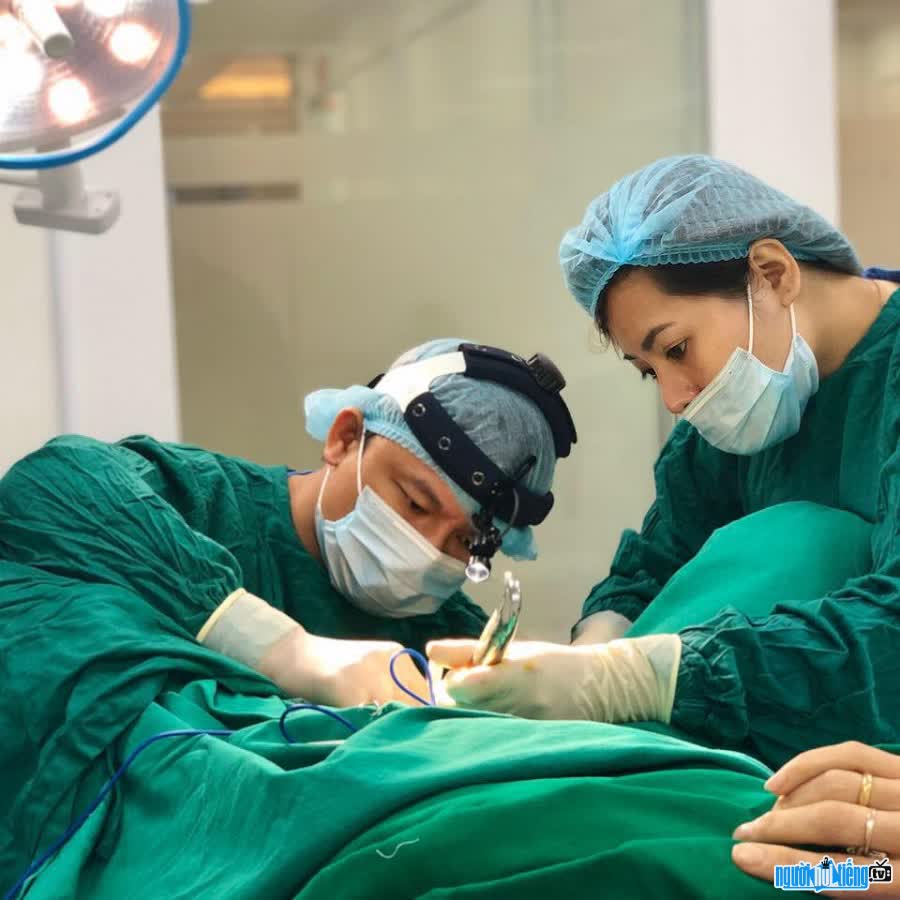 Bác sĩ Trần Thành trong phòng phẫu thuật
