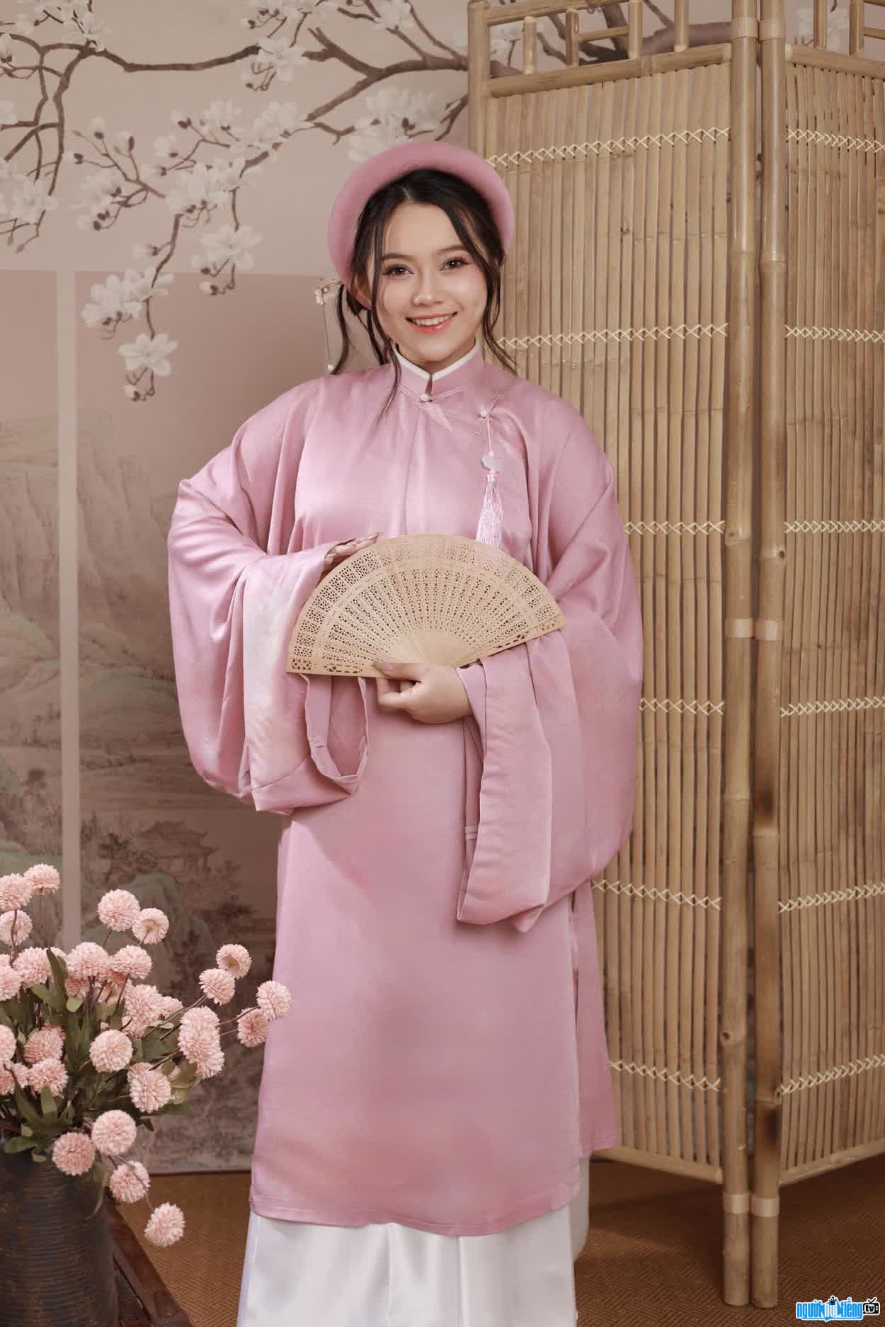 Hình ảnh Hà Mỹ Anh thướt tha trong tà áo dài Việt