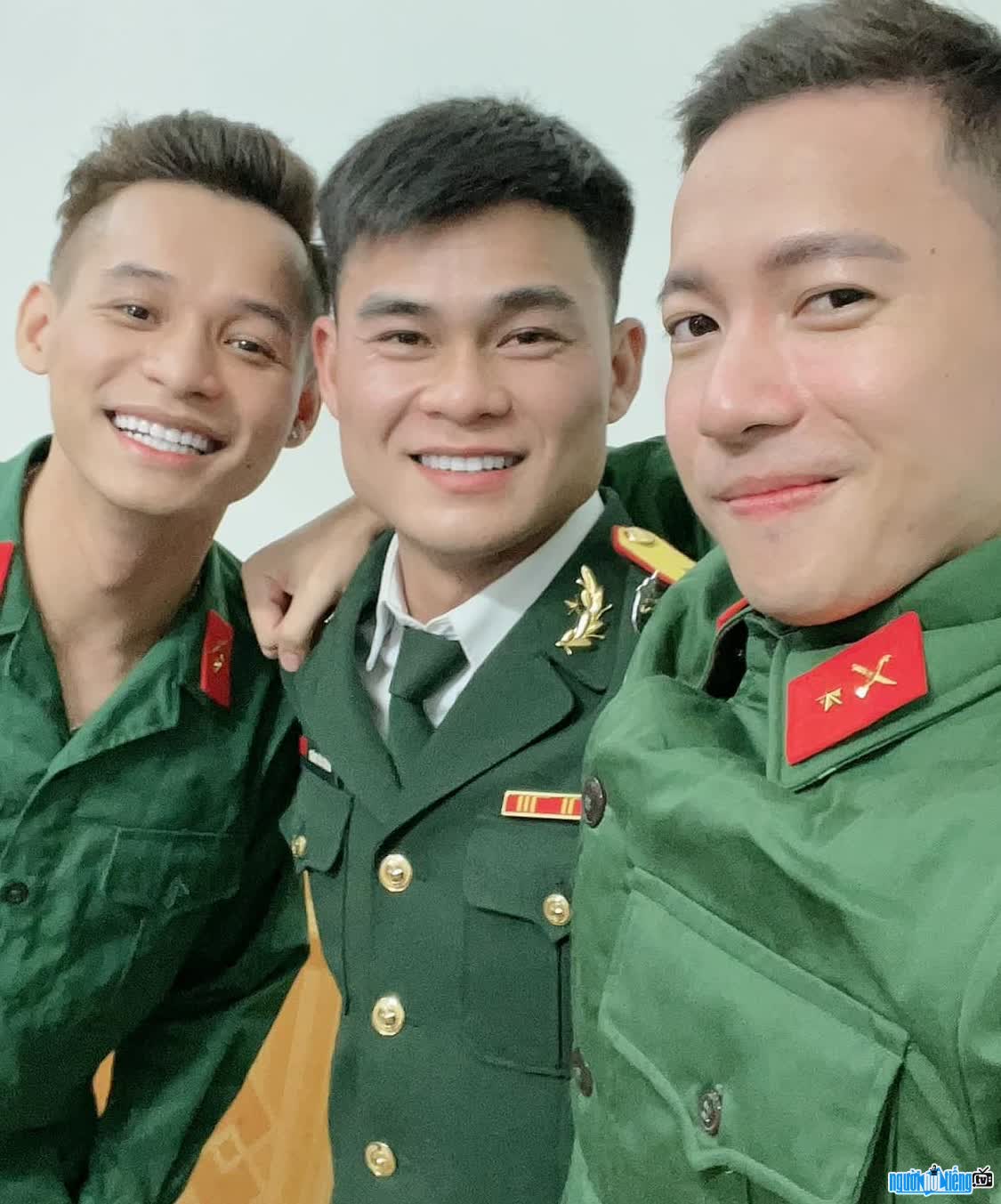 Quân nhân Thăng Văn Cương thân thiết với dàn sao chương trình Sao Nhập Ngũ