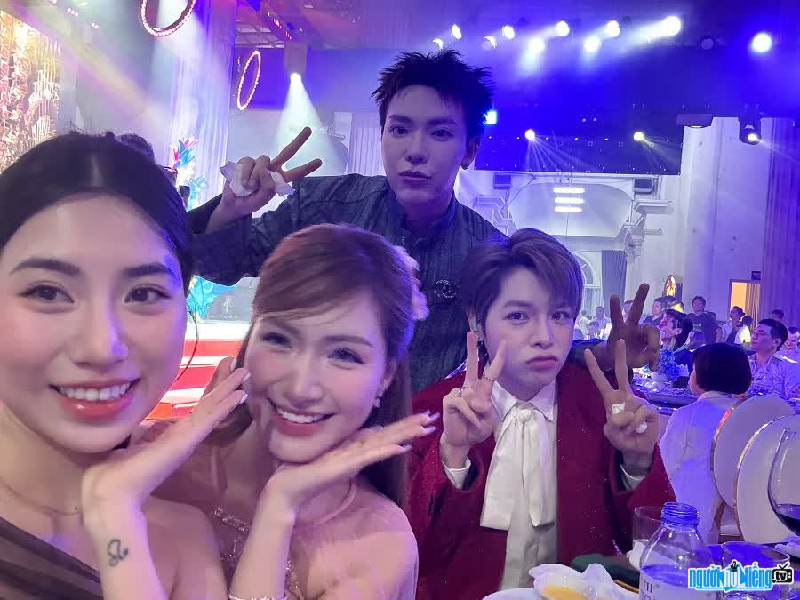 Hot girl Nguyen Nu is close to singer Hoa Minzy
