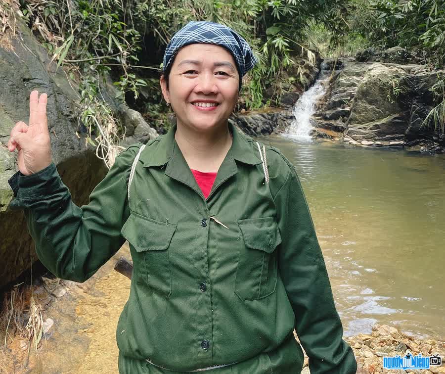 TikToker Au Thi Sinh goes into the forest to gather medicinal herbs.