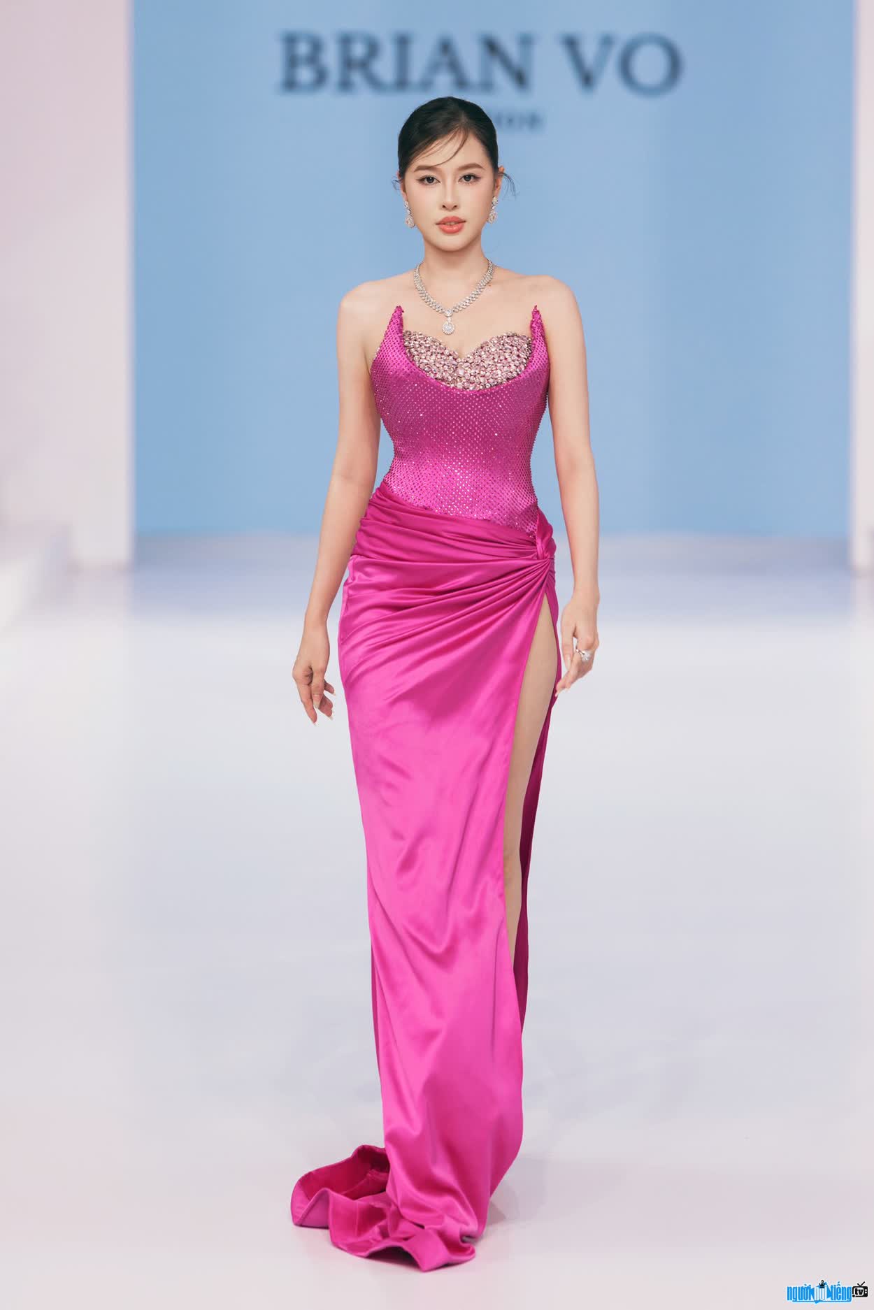 Hình ảnh Trần Ái Tiên trên sàn catwalk