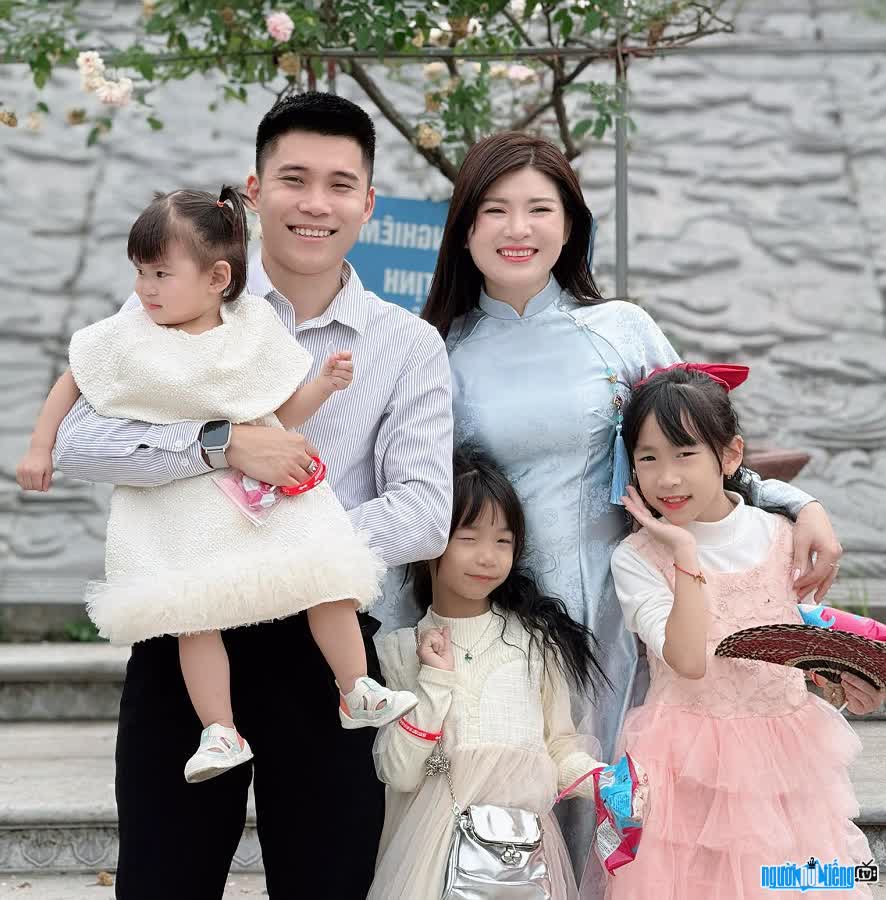 Gia đình hạnh phúc của TikToker Ngô Xuyến