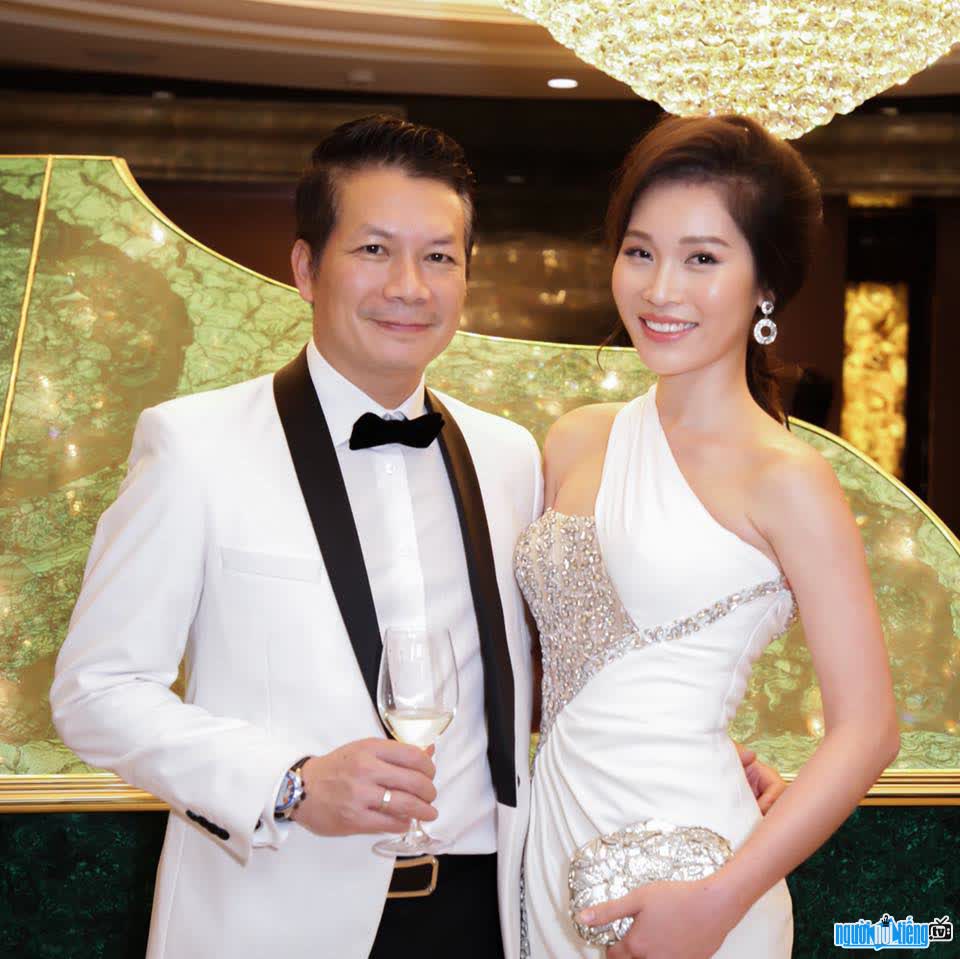 Hình ảnh á hậu Nguyễn Thu Trang luôn đồng hàng cùng chồng