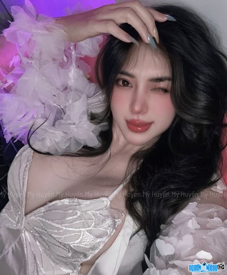 HLV Thể hình Mỹ Huyền xinh đẹp và quyến rũ