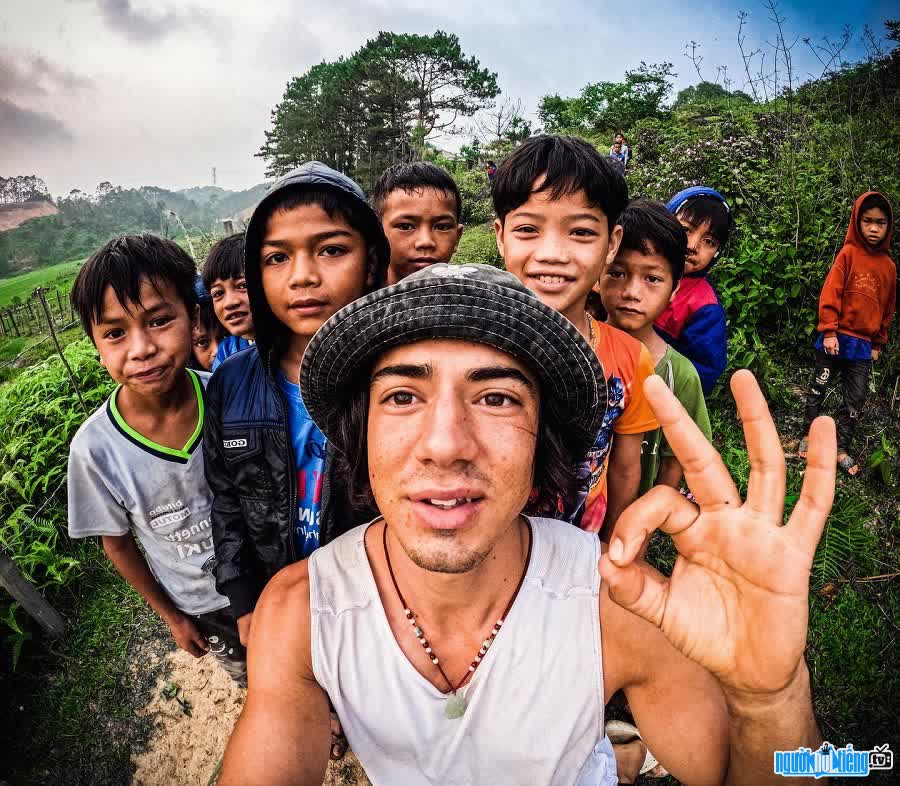 Youtuber Bisko thân thiết với những đứa trẻ Việt Nam