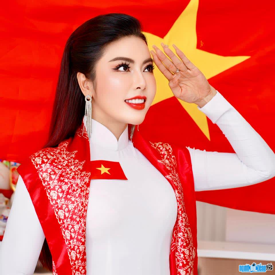 Hình ảnh  Nghiêm Thị Huệ thướt tha trong tà áo dài Việt