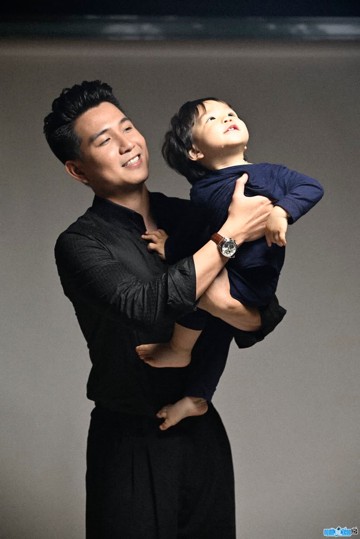 Hình ảnh diễn viên Lê Thanh Hải cùng con trai