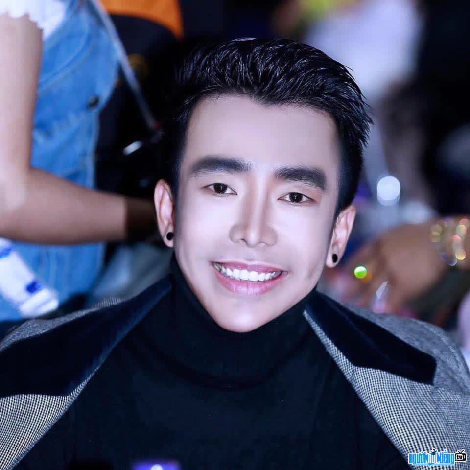 Hình ảnh đạo diễn Nguyễn Anh Tuấn điển trai