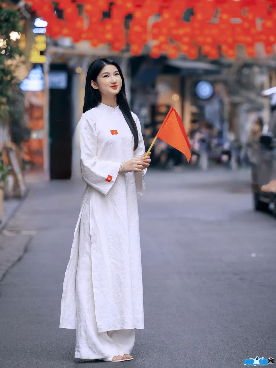 Hình ảnh người mẫu Lê Minh Trà My trong tà áo dài Việt