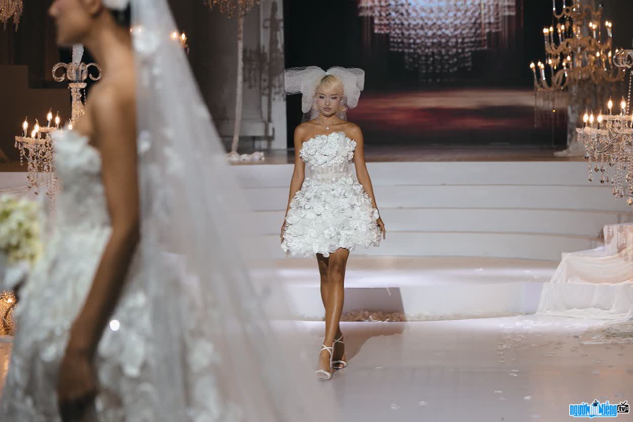 Hình ảnh Trần Tâm Thanh trên sàn catwalk
