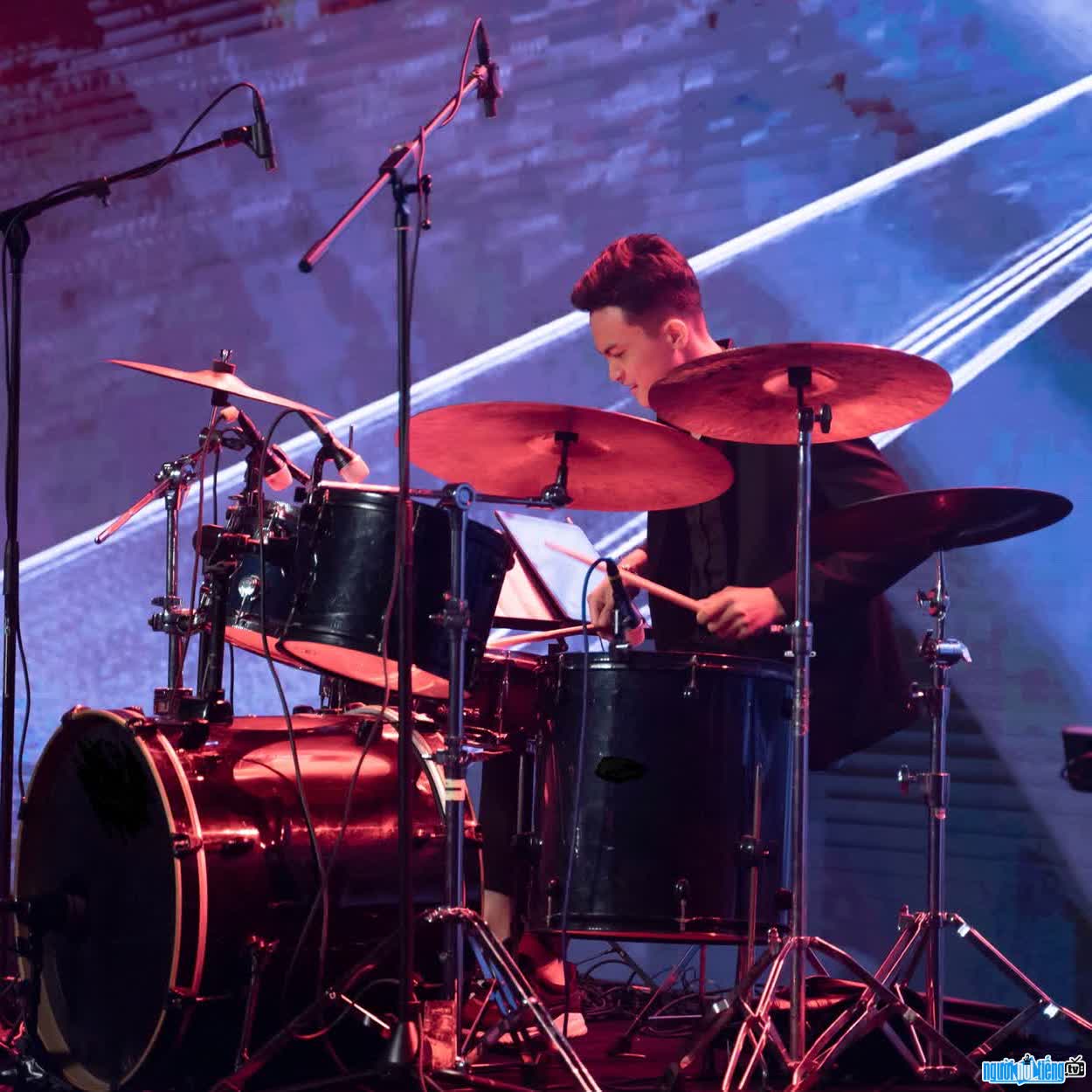 Hình ảnh Nhật Hào Drums trên sân khấu