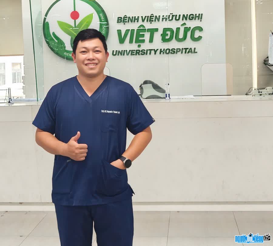 Bác sĩ Nguyễn Thành Lợi công tác tại bệnh viện Việt Đức