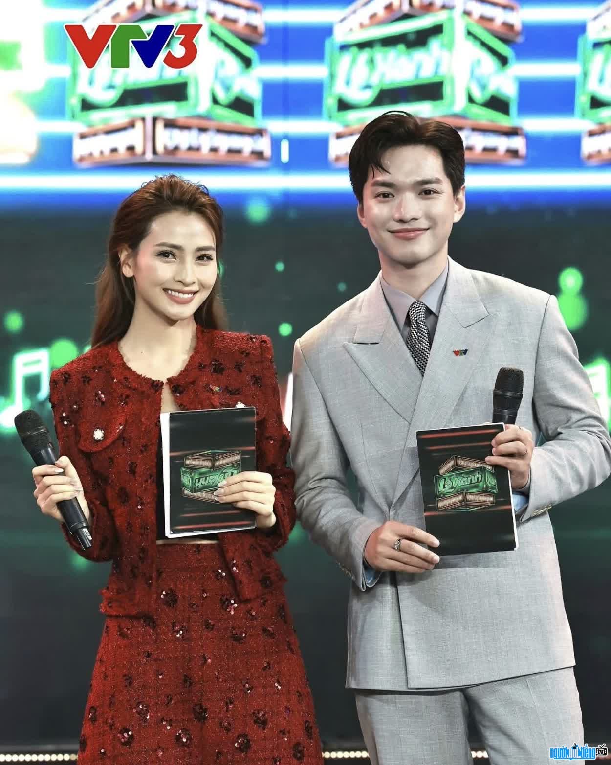 Hình ảnh MC Châu Khang trên sóng truyền hình VTV