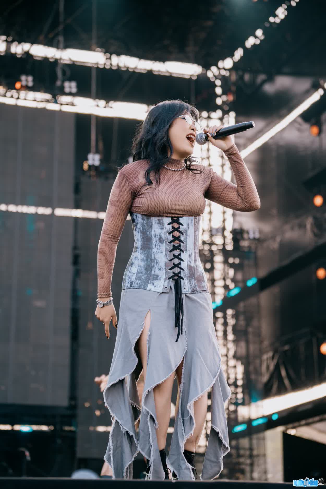 Hình ảnh Nguyễn Hoàng Ngọc Lam luôn hết mình trên sân khấu