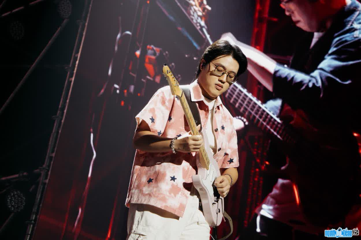 Hình ảnh ca sĩ Minh Tốc hết mình trên sân khấu